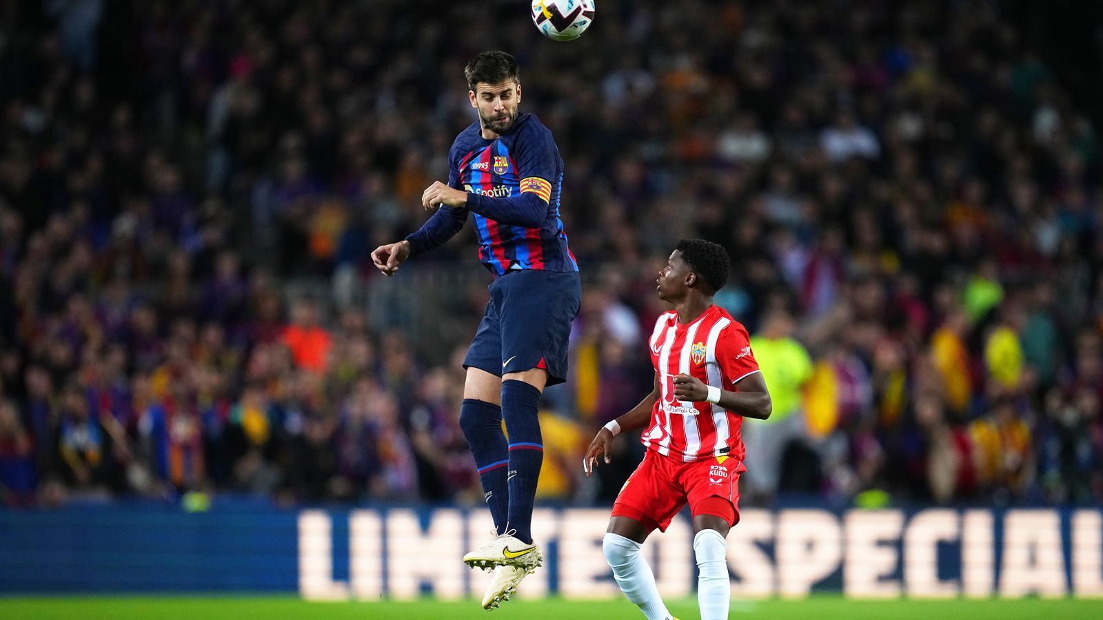 
                <strong>Pique hinten kaum gefragt, vorne mit Torchance</strong><br>
                In der Innenverteidigung neben Marcos Alonso ist Pique in der ersten Halbzeit quasi beschäftigungslos. Bei jedem Ballkontakt wird er von den Fans im Stadion gefeiert. Bei Standards kommt der 1,94-Meter-Mann mit nach vorne. Einen Kopfball in der 13. Minute nach einer Ecke setzt Pique allerdings deutlich über das Tor.
              