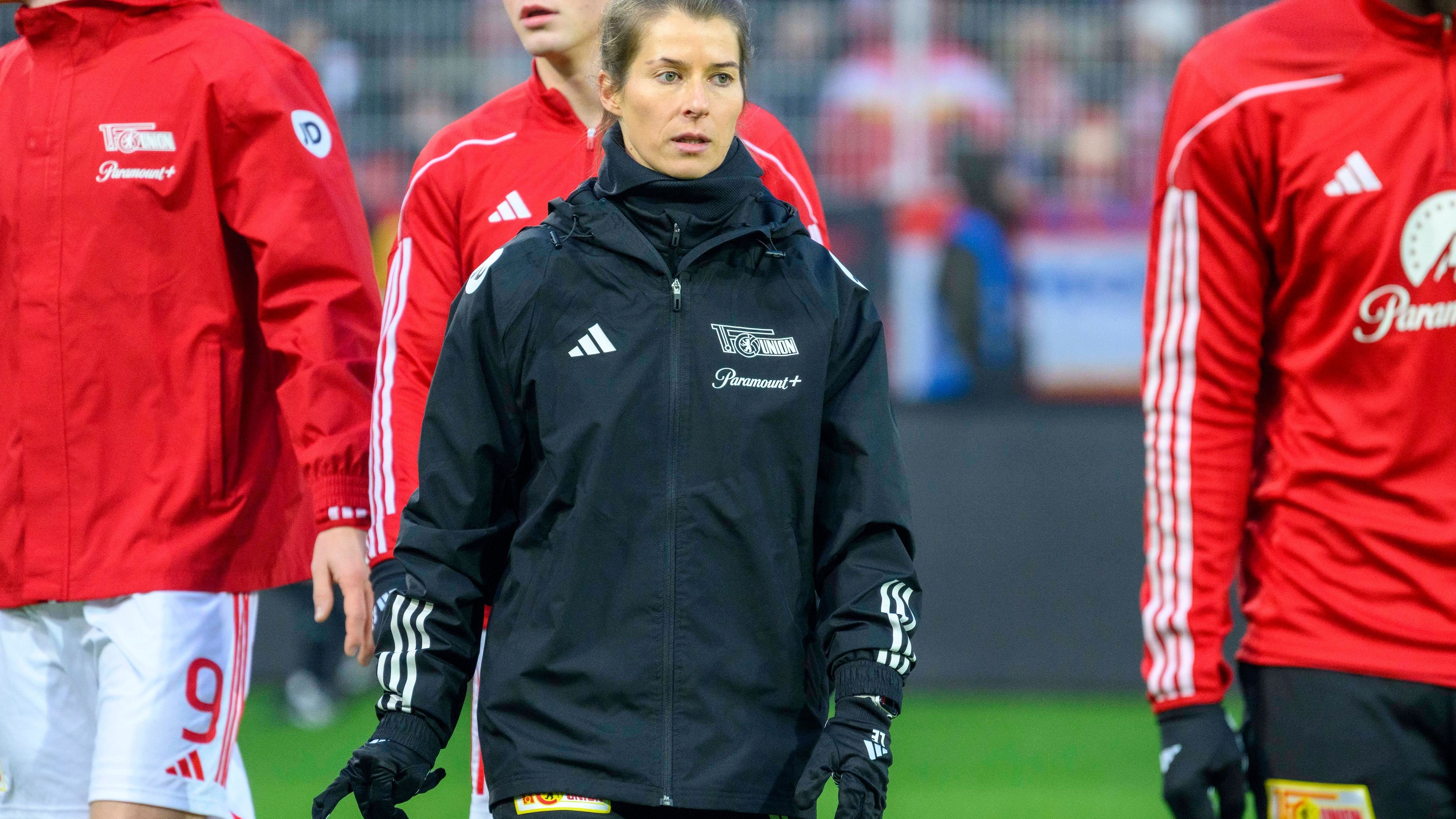 <strong>Marie-Louise Eta schreibt Bundesliga-Geschichte</strong><br>Marie-Louise Eta ist die erste Trainerin in der Geschichte der Bundesliga. Nach der Trennung von Urs Fischer zog Union Berlin das Trainer-Duo Marco Grote und Eta von der U19 hoch zu den Profis. Am Samstag saß Eta beim Spiel gegen den FC Augsburg erstmals auf der Bank, natürlich waren alle Blicke auf sie gerichtet.