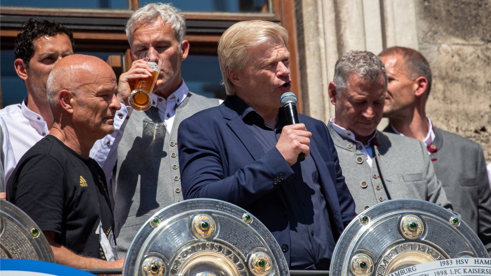 
                <strong>Mai 2022: Kahn großspurig auf der Meisterfeier</strong><br>
                Der Zwist der aktuellen Saison beginnt bereits am Ende der vergangenen. Als die Bayern auf dem Marienplatz ihre zehnte deutsche Meisterschaft feiern, kann Vorstandsboss Oliver Kahn über etwaige Hoffnung der Konkurrenz nur lachen: "Ich habe gehört, dass die Konkurrenz sich Hoffnung macht, nächste Saison vielleicht mal Meister werden zu können. Ich habe hier oben schon das ein oder andere von mir gegeben, aber eins sag ich euch: Diese Hoffnung können die sich abschminken." Eine Aussage, die ihm am Samstag auf die eigenen Füße krachen könnte.
              