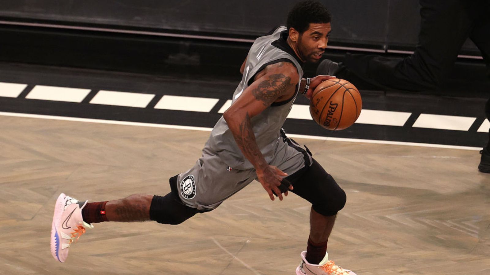 
                <strong>Kyrie Irving (Brooklyn Nets/Starter)</strong><br>
                 - Punkte: 27,2 - Rebounds: 4,8 - Assists: 6,0 - All-Star-Nominierungen: 7
              