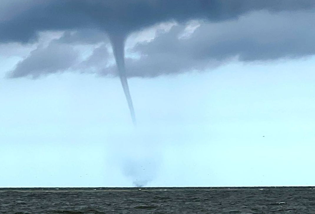 Diese Bilder aus Internet-Videos sollen den Tornado vor Borkum zeigen.