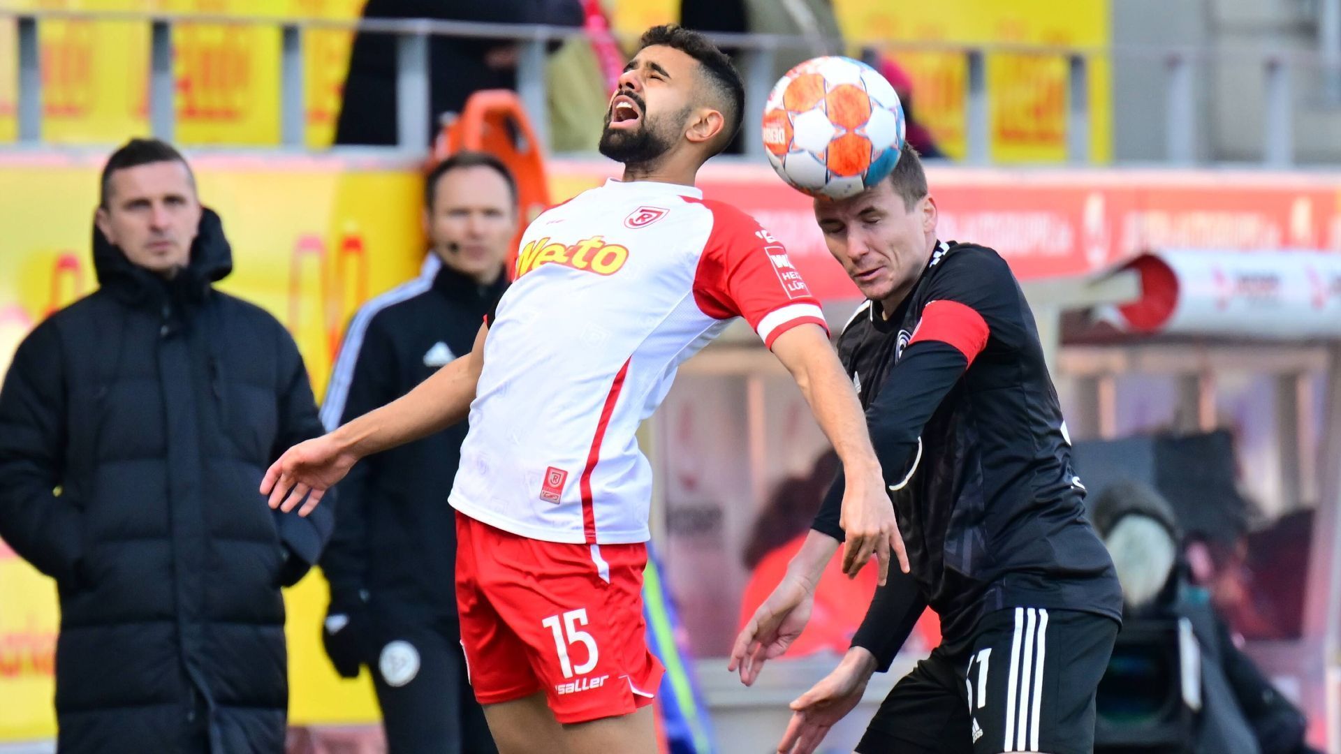 
                <strong>Sarpreet Singh (SSV Jahn Regensburg)</strong><br>
                Der Unglücksrabe: Sarpreet Singh wird zur ersten Saisonhälfte keine Einsatzminuten bekommen - und das nicht aus Leistungs- oder Verletzungsgründen. Im Sommer wurde der Neuseeländer erneut an den SSV Jahn Regensburg ausgeliehen, den Oberpfälzern unterlief dabei ein grober Schnitzer. Sie vergaßen den 23-Jährigen rechtzeitig bei der DFL für den Spielbetrieb anzumelden, sodass Singh aktuell nicht spielberechtigt ist und lediglich Trainingseinheiten absolvieren kann. Zur Transferperiode im Winter kann eine solche Genehmigung jedoch eingeholt werden, wodurch der Neuseeländer zumindest in der Rückrunde Spielzeit bekommen sollte. 
              