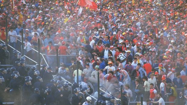
                <strong>Massenpanik beim Spiel Juventus gegen Liverpool</strong><br>
                29. Mai 1985: Einer der traurigsten Tage der Vereinsgeschichte. Beim Spiel gegen Juventus im Finale des Landesmeister-Cups im belgischen Heysel Stadion starben 39 Fans der Italiener. Nach Ausschreitungen auf der Tribüne kam es zu einer Massenpanik, für die sich die Liverpool-Anhänger verantworten mussten.
              
