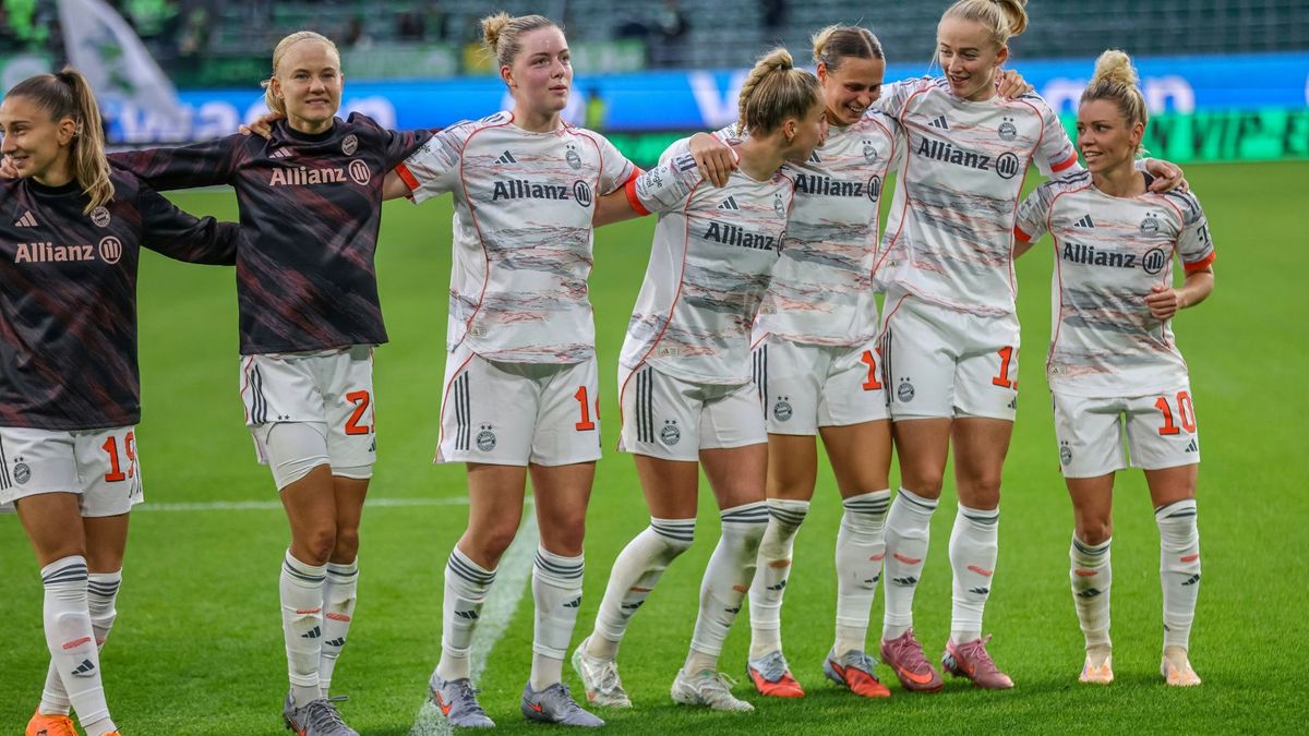 Die Bayern feiern den Sieg in Wolfsburg