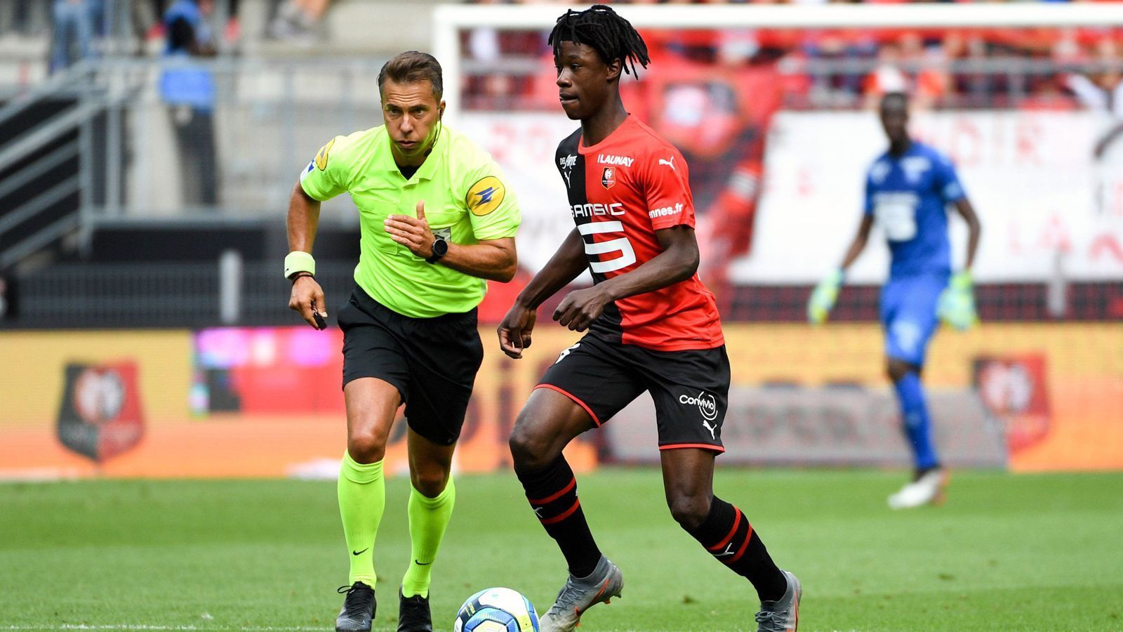 
                <strong>Eduardo Camavinga (Stade Rennes)</strong><br>
                Der erst 16-jährige Eduardo Camavinga begann seinen Aufstieg bei Stade Rennes bereits in der Vorsaison und gehört aktuell - fast schon wie selbstverständlich - zum Stammpersonal beim Europa-League-Teilnehmer aus der Ligue 1. Keine einzige Pflichtspielminute hat der Kongolese in der Saison 2019/20 verpasst. Bei einer so steilen Karriere ist es wenig verwunderlich, dass angeblich schon die gesamte europäische Fußball-Elite an Camavinga interessiert sein soll. Auch der FC Bayern München und Borussia Dortmund sollen sich den Teenager Gerüchten zufolge immer wieder genau ansehen. Camavingas Vertrag in Rennes läuft noch bis 2022.
              