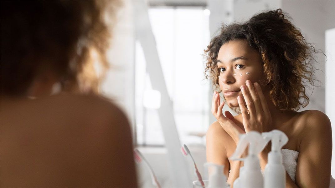 Ein echter Beauty-Geheimtipp? Wir verraten, wie genau Jasminsalbe für eine strahlend schöne Augenpartie sorgt.