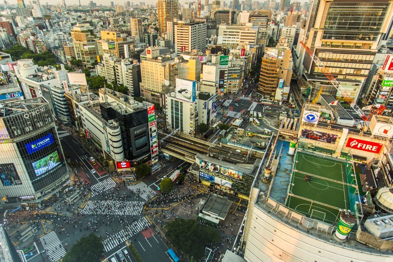 Kicken auf dem Dach:
Im Tokioter Stadtteil Shibuya thront der Fußballplatz Adidas Futsal Park auf einem Kaufhaus. Er wurde bereits 2001 eröffnet - ein Jahr vor der Fußball-WM in Japan und Südkorea. 