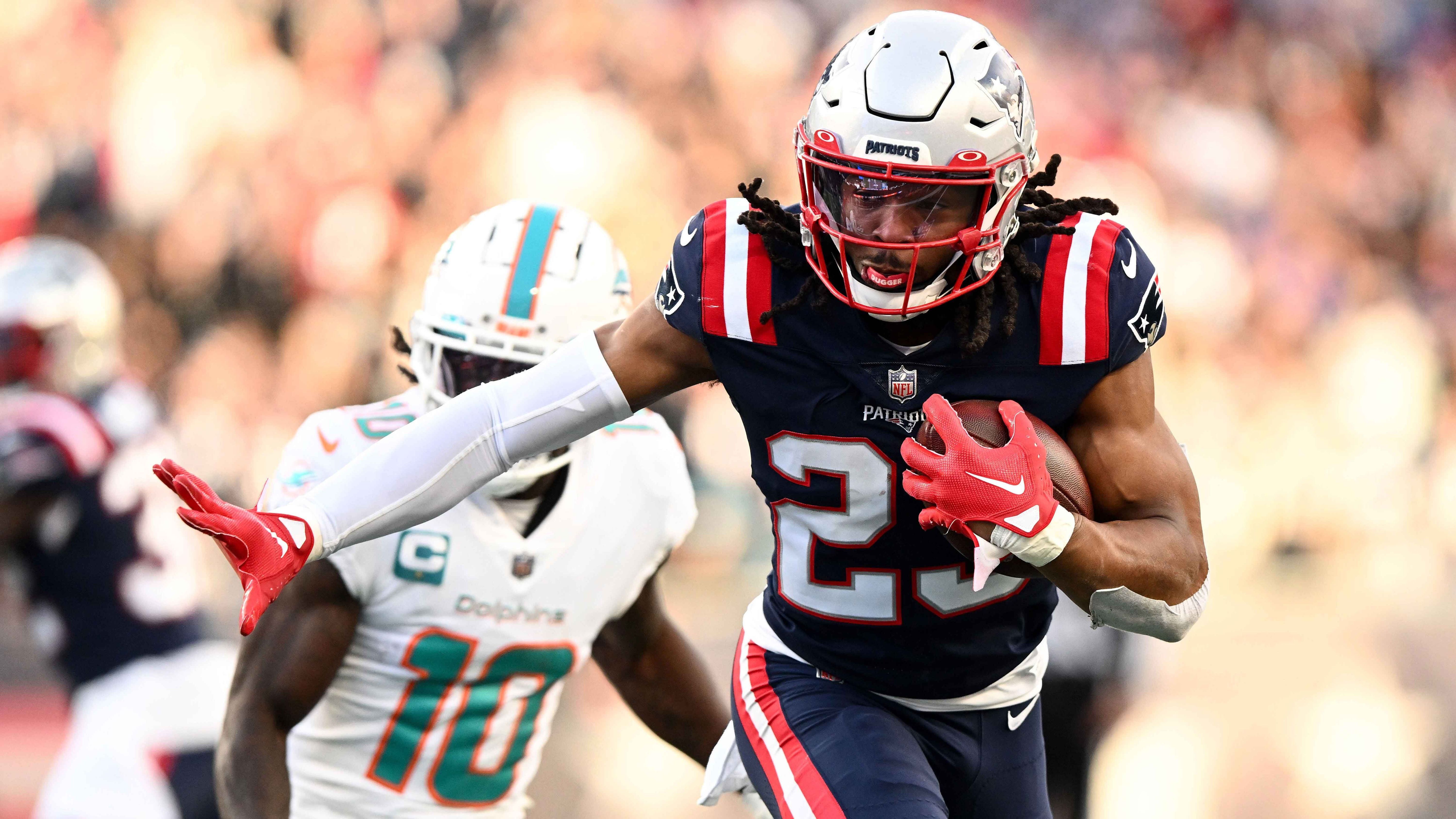 
                <strong>Platz 2: New England Patriots</strong><br>
                &#x2022; Cornerback-Starter: Jonathan Jones, Christian Gonzalez<br>&#x2022; Cornerback-Backups: Marcus Jones, Myles Bryant, <em>Jack Jones</em>, Ameer Speed, Rodney Randle, Shaun Wade<br>&#x2022; Safety-Starter: Kyle Dugger, Jabrill Peppers<br>&#x2022; Safety-Backups: Adrian Philipps, Jalen Mills, Marte Mapu, Joshuah Bledsoe, Brenden Schooler, Brad Hawkins<br>Die Silbermedaille holen sich die New England Patriots. Mit der Auswahl von Christian Gonzalez im Draft haben die Patriots ihre wohl letzte Schwäche in der Secondary behoben. Jonathan Jones ist einer der besten Slot-Cornerbacks der Liga, Marcus Jones ein laufendes Schweizer Taschenmesser. Zudem kommt mit Kyle Dugger einen der besten jungen Safeties der Liga. Einzig der Rücktritt von Devin McCourty macht Sorge, wird aber von Jabrill Peppers und Adrian Philipps aufgefangen.
              