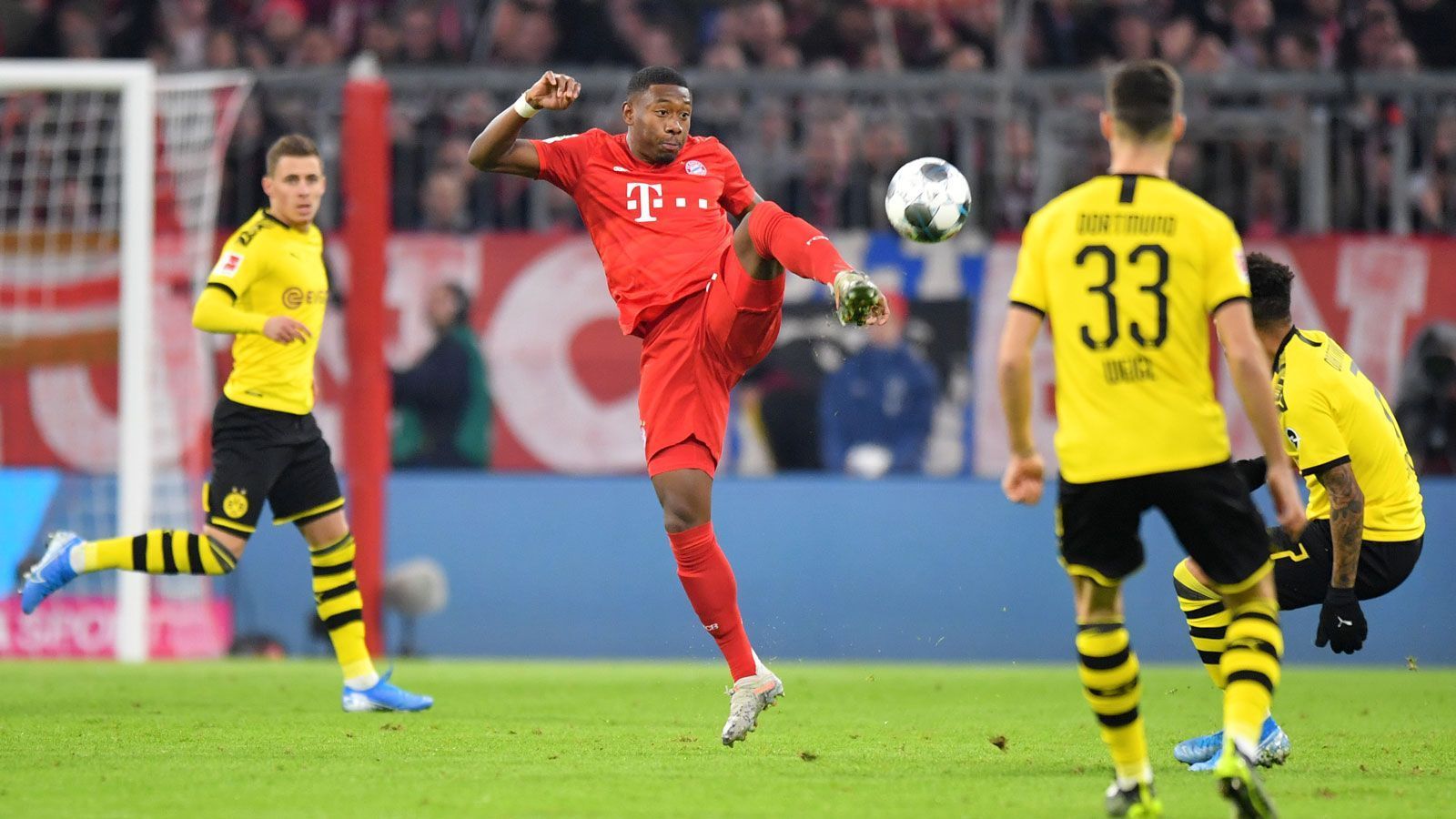 
                <strong>David Alaba</strong><br>
                Grundsätzlich ein deutlich besserer Außen- als Innenverteidiger, gegen Dortmund aber in der ersten Halbzeit mit einer über weite Strecken starken Leistung. Überzeugt mit gutem Stellungsspiel, in der Spieleröffnung aber noch mit Luft nach oben. Beweist mit langen Diagonalbällen zwar gutes Auge, in der Ausführung aber häufig zu unpräzise. Verursacht kurz vor der Pause mit einem unnötigen Foul gegen Hakimi einen Freistoß nahe des Sechzehners, aus dem die Dortmunder aber nichts machen können. ran-Note: 3
              