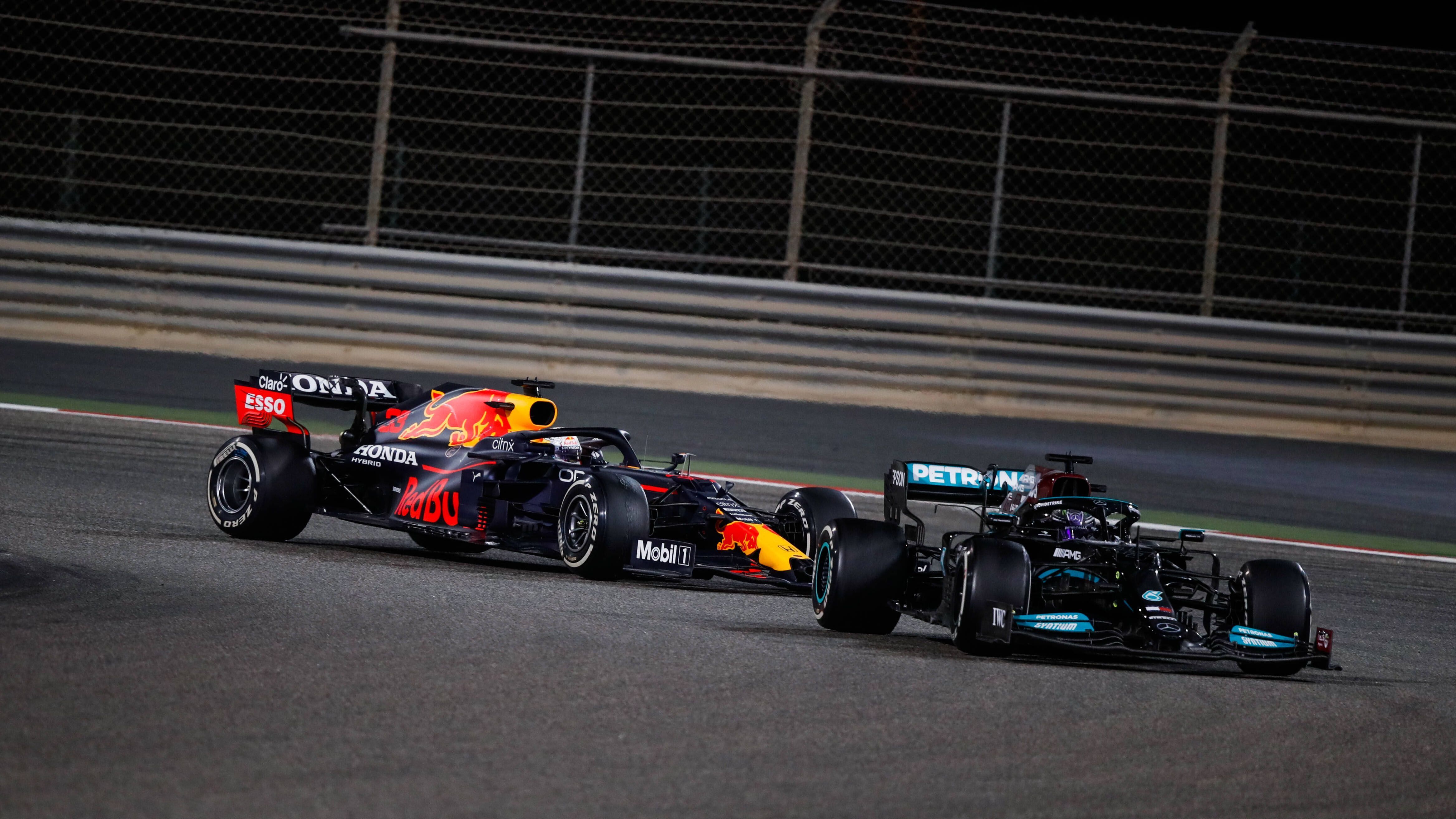 
                <strong>Auftakt in Bahrain startet mit erster Kontroverse </strong><br>
                Erstes Rennen, Bahrain. Das Qualifying dominiert Red Bull, Mercedes schlägt im Rennen dank Boxenstopp-Strategie zurück. Doch kurz vor Schluss überholt Verstappen seinen Rivalen. Dabei war der Niederländer aber außerhalb der Track Limits und muss wenig später die Führung wieder abgeben. Red Bull sah das Manöver als fair an, Mercedes gibt dem Urteil der Rennleitung natürlich recht. Rückblickend war dieser Vorfall allerdings nur ein Warm-up.
              