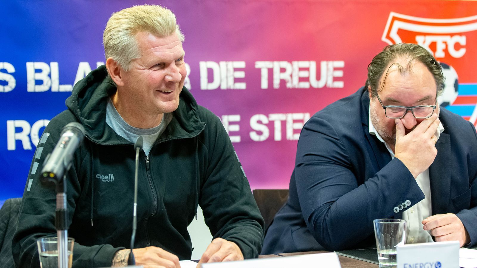 
                <strong>Stefan Effenberg (Manager KFC Uerdingen)</strong><br>
                Seit Anfang Oktober 2019 hat Stefan Effenberg (li.) bei einem Drittligisten das Sagen. Der einstige Bayern-Star heuerte als Manager beim ambitionierten KFC Uerdingen an. "Der KFC Uerdingen ist ein Traditionsverein und hat ein großes Potenzial. Ich bin fest davon überzeugt, dass wir gemeinsam erfolgreich sein werden", sagte Effenberg bei seiner Vorstellung an der Seite von Investor Mikhail Ponomarev (re.). Kurios: Effenberg war wohl schon im Januar 2019 als möglicher KFC-Coach im Gespräch, damals entschied sich der Klub aber für Norbert Meier. Uerdingen liegt mit 30 Punkten nach 20 Spielen auf Rang 8, im Kader sind zahlreiche bekannte Namen zu finden, wie etwa ...
              