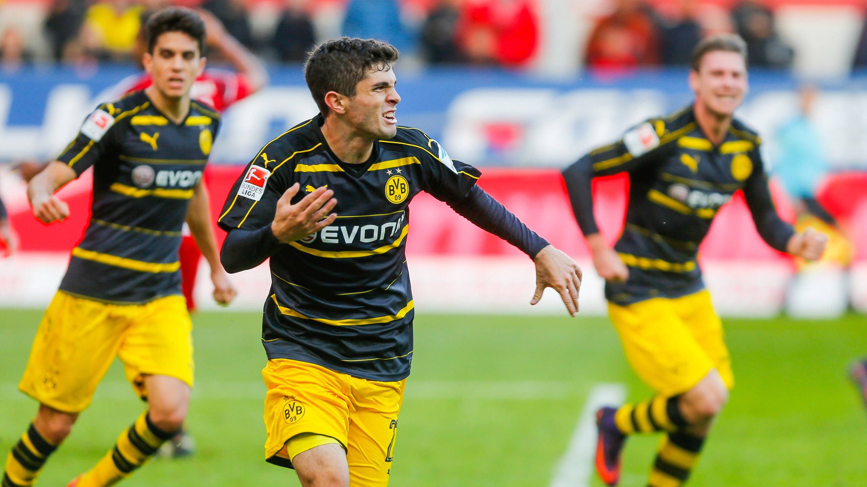 <strong>Christian Pulisic (Rechtsaußen)</strong><br>Der Amerikaner wurde in jungen Jahren von Mislintat entdeckt. Im Winter 2015 lockte der BVB-Scout den damals 16-Jährigen von PA Classics nach Dortmund. Zunächst kickte er für die U17, stieg aber schon in der Rückrunde 2015/16 zu den Profis auf. Als 17-Jähriger feierte er sein Bundesliga-Debüt. Zwei Jahre später hatte es Pulisic endgültig zum Stammspieler geschafft.&nbsp;