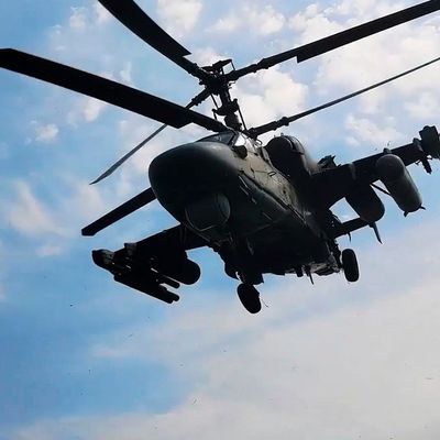 Bedrohung oder Routine? Russischer Kampfhubschrauber beim Manöver «Sapad 2025».