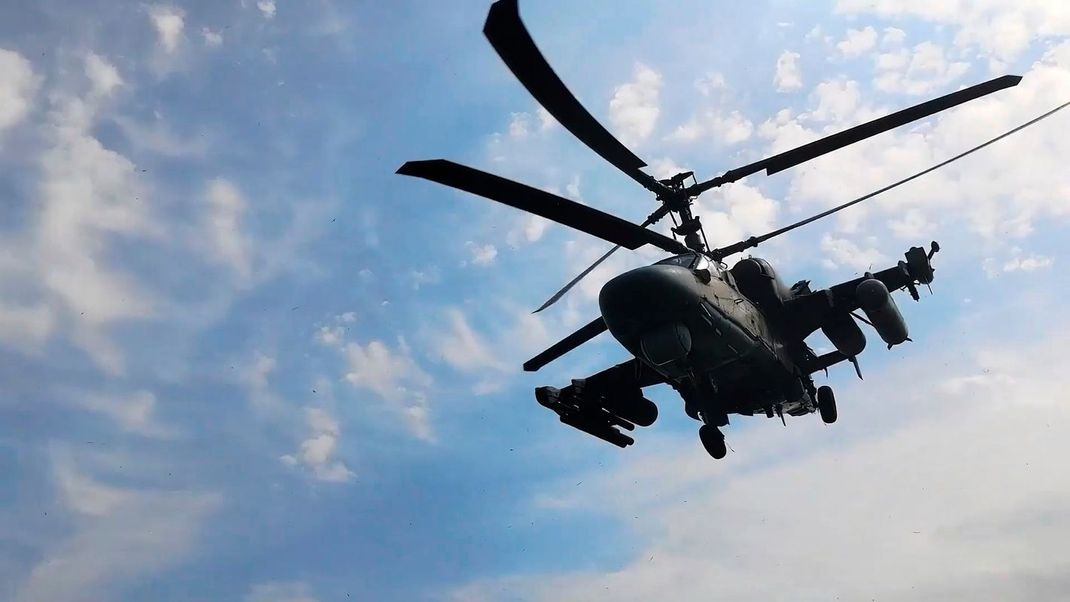 Bedrohung oder Routine? Russischer Kampfhubschrauber beim Manöver "Sapad 2025".