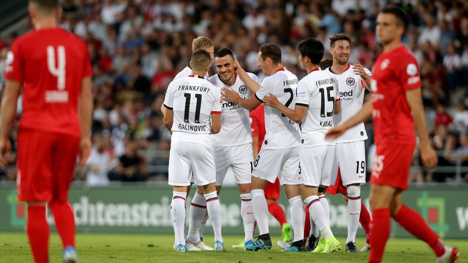
                <strong>Europa-League-Qualifikation 2019/2020: Eintracht Frankfurt beim FC Vaduz in der Einzelkritik</strong><br>
                Eintracht Frankfurt steht nach einem souveränen 5:0-Kantersieg im Hinspiel der dritten Qualirunde beim FC Vaduz bereits mit einem Bein in der Playoff-Runde der Europa-League-Quali. Wir haben die Hessen benotet.
              
