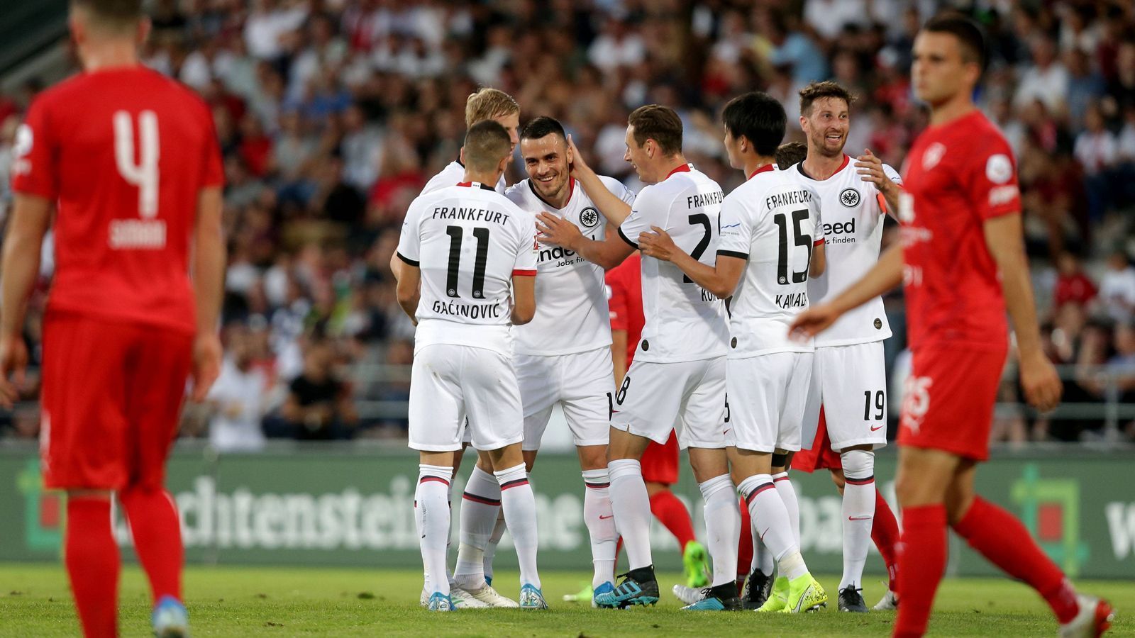 
                <strong>Europa-League-Qualifikation 2019/2020: Eintracht Frankfurt beim FC Vaduz in der Einzelkritik</strong><br>
                Eintracht Frankfurt steht nach einem souveränen 5:0-Kantersieg im Hinspiel der dritten Qualirunde beim FC Vaduz bereits mit einem Bein in der Playoff-Runde der Europa-League-Quali. Wir haben die Hessen benotet.
              