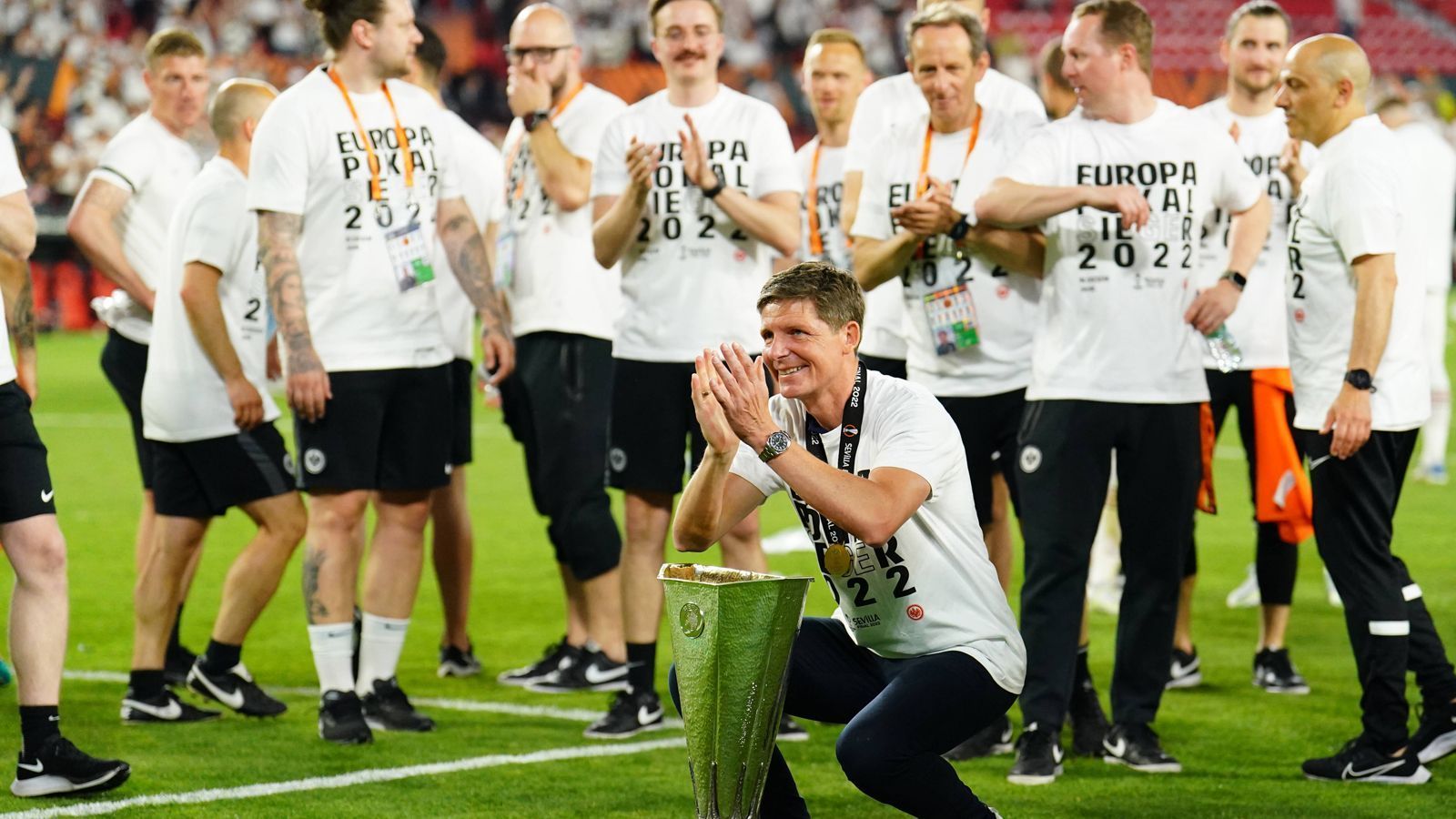 
                <strong>Trainer Oliver Glasner als Vater des Erfolges</strong><br>
                Mit dem ersten Europapokal-Sieg der Eintracht seit 1980 schaffte es Erfolgstrainer Oliver Glasner in die Geschichtsbücher der Hessen. Der Österreicher kam erst zu Saisonbeginn aus Wolfsburg, nachdem er den VfL in die Champions League führte, sich aber mit Manager Jörg Schmadtke überwarf. Knapp ein Jahr später ist der 47-Jährige nun Europa-League-Sieger mit Frankfurt und führt den Klub durch den Triumph von Sevilla in seiner ersten Saison direkt in die Champions League.
              