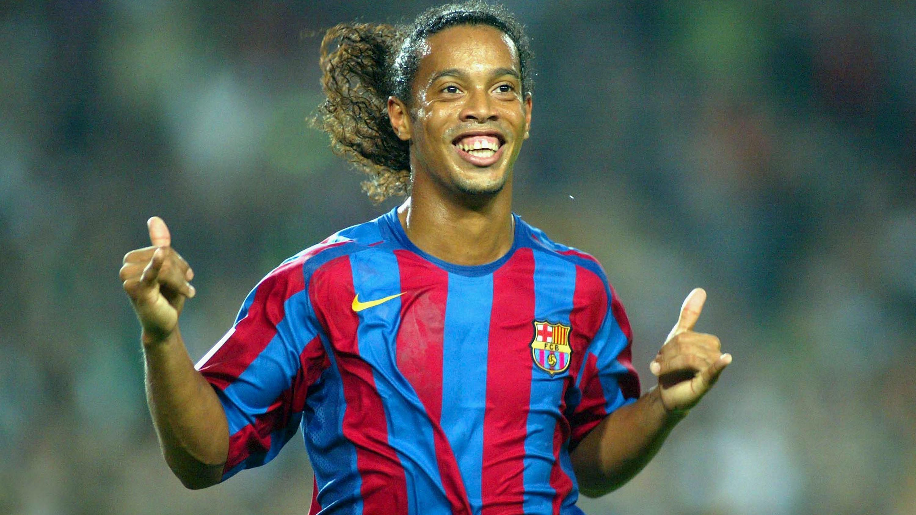 
                <strong>2004: Ronaldinho </strong><br>
                &#x2022; Nationalität: Brasilien <br>&#x2022; damaliger Verein: FC Barcelona <br>
              