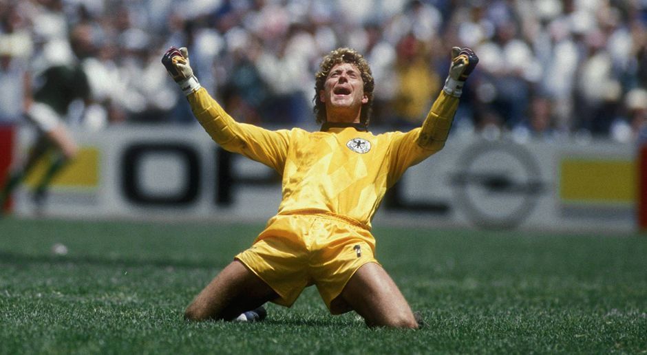 
                <strong>Toni Schumacher</strong><br>
                Toni Schumacher: Der Kölner hatte schon bei der WM 1982 Probleme mit seinem "Wackelknie". Auch 1986 ging er nicht topfit ins Turnier, was besonders seinen Konkurrenten Uli Stein verärgerte. Der reklamierte den Platz im Tor für sich und nannte den Teamchef Franz Beckenbauer einen "Suppenkasper". Stein durfte den Rückflug antreten, Schumacher das Tor hüten und im Finale gegen Argentinien "halten wie ein Arsch" (O-Ton Schumacher). Alle drei Schüsse auf sein Tor waren drin.
              