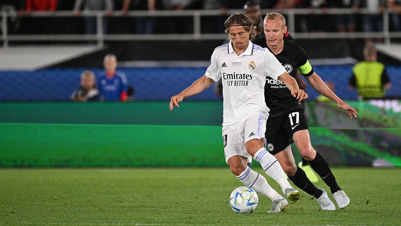 
                <strong>Luka Modric</strong><br>
                In der Anfangsphase Reals eierlegende Wollmilchsau – überall zu finden, immer anspielbar. Kann aber selten glänzen, spielt in der ersten Halbzeit für seine Verhältnisse einige Fehlpässe. Geht nach etwas mehr als einer Stunde runter. ran-Note: 3
              