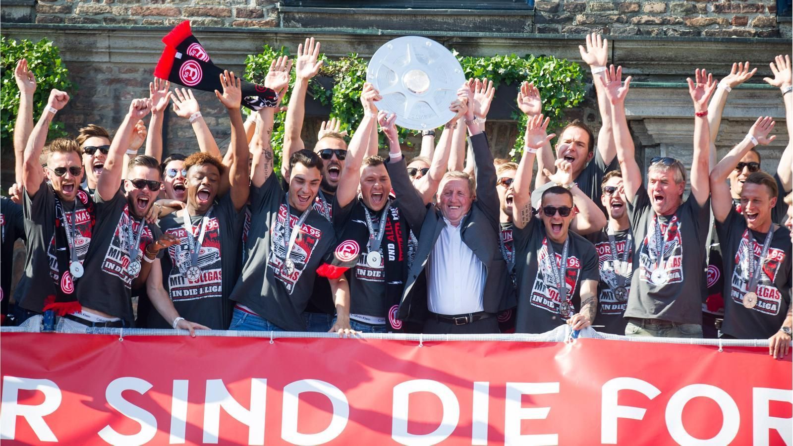 
                <strong>Fortuna Düsseldorf (2. Bundesliga)</strong><br>
                Fortuna Düsseldorf spielt kommende Saison wieder erstklassig. Am 32. Spieltag macht das Team von Friedhelm Funkel den Aufstieg ins Oberhaus perfekt. Durch einen 2:1-Sieg in Dresden ist der Fortuna der Aufstiegsrang nicht mehr zu nehmen. 
              