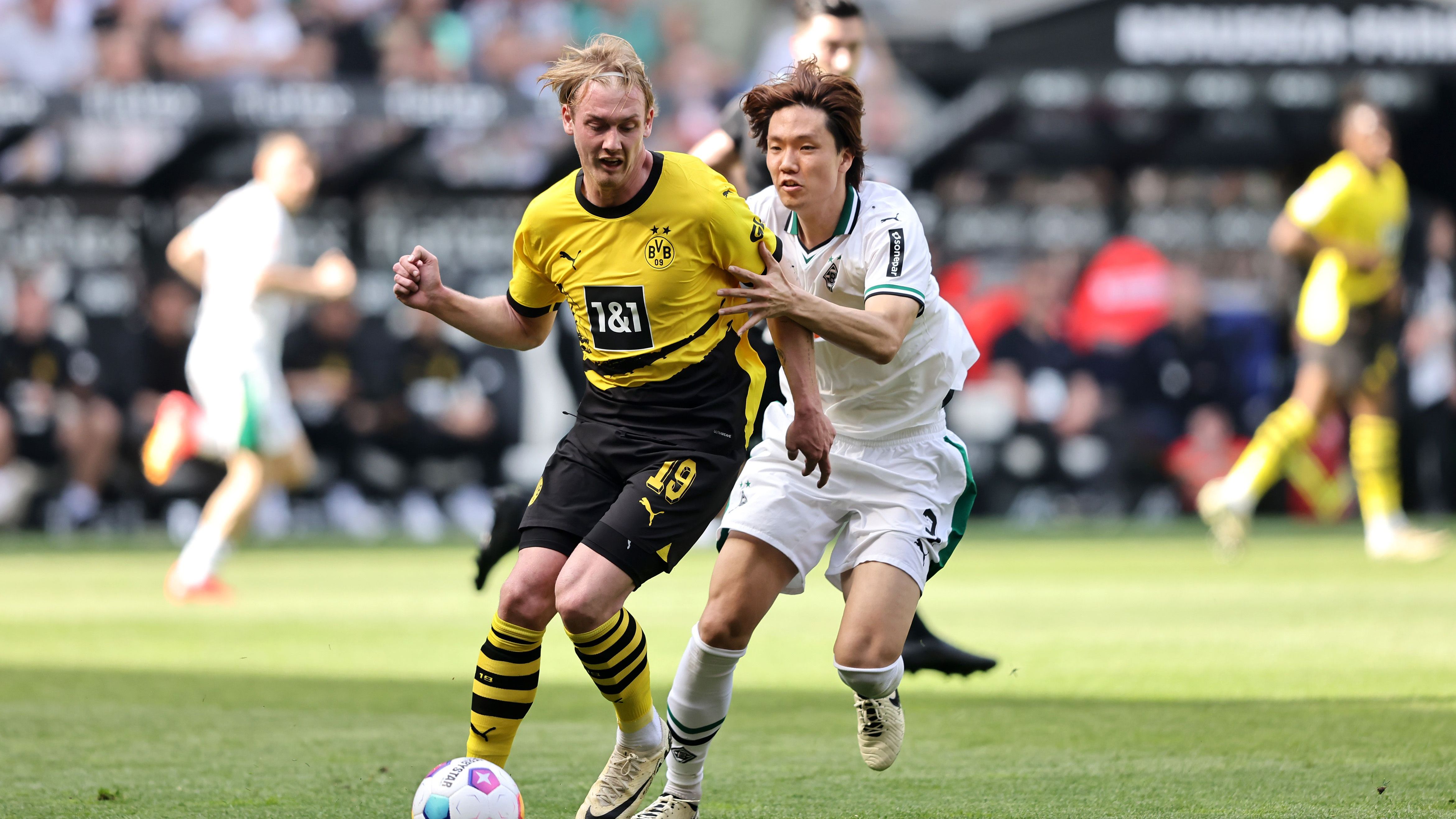 <strong>Julian Brandt</strong><br>Der Offensivspieler lenkt das Spiel des BVB in der ersten Halbzeit überlegt, ist in viele gefährliche Situationen eingebunden und macht generell viel richtig. Verliert Wöber beim Gladbacher Anschlusstreffer aber aus den Augen. Geht im zweiten Durchgang nach dem Platzverweis für Adeyemi aber - wie das gesamte Team - etwas unter. <strong><em>ran</em>-Note: 2</strong>