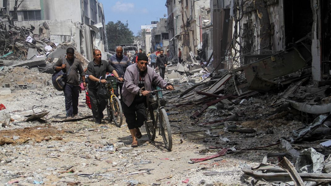 Palästinenser inspizieren die Schäden im Viertel Zeitoun in Gaza- Stadt.