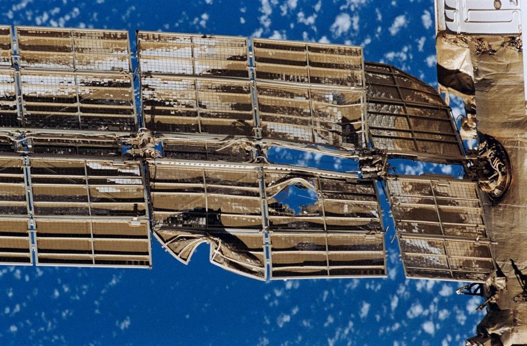 Die Astronauten der MIR starrten am 25. Juni 1997 minutenlang ins Nichts – und wurden dabei immer nervöser. Denn sie wollten endlich den Raumfrachter "Progress M-34" sehen, der da draußen irgendwo auf die Station zusteuerte. Als sie ihn in etwa 200 Meter erblickten, war es zu spät, um gegenzusteuern - Augenblicke später krachte er in die die Station. Stationsmodule erzitterten, Solarpaneelen splitterten und der Luftdruck fiel ab. Die Crew kämpfte einen Tag, bis sie die Station - und sich selbst - gerettet hatten. Der Crew Dragon mit Matthias Maurer dockt hingegen vollautomatisch an.