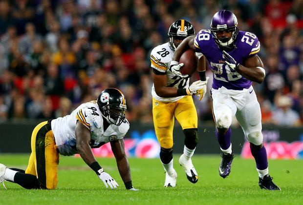 
                <strong>Hall of Fame Game: Pittsburgh Steelers vs. Minnesota Vikings</strong><br>
                Es ist die Frage der Offseason: Spielt Adrian Peterson noch bei den Minnesota Vikings? Und wie schlägt sich die Steelers-Defense ohne Brett "Da Beard" Keisel und Troy Polamalu? Das Hall of Fame Game in Canton (9. August) wird zumindest erste Antworten geben.
              