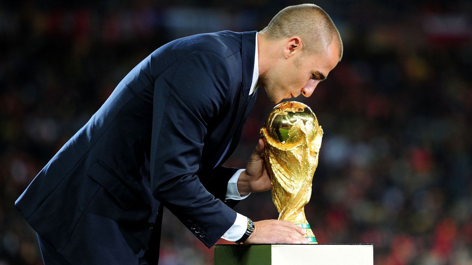 
                <strong>Fabio Cannavaro</strong><br>
                Als "Mauer von Berlin" wird Fabio Cannavaro 2006 scherzhaft bezeichnet. Der italienische Kapitän ist der Abwehrchef eines Teams, das auf dem Weg zum WM-Triumph in Deutschland nur zwei Gegentore kassiert. Als Belohnung wird Cannavaro als Weltfußballer 2006 ausgezeichnet.
              