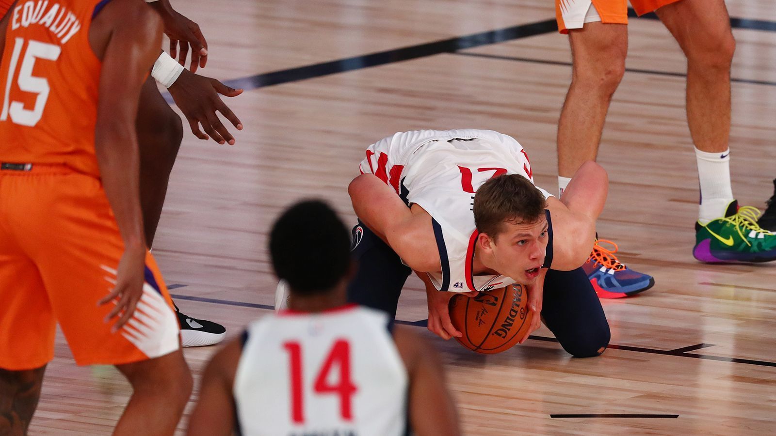 
                <strong>Moritz Wagner (Washington Wizards)</strong><br>
                Auch der Berliner darf beim Restart nicht von Beginn an ran. Gegen die Suns und die Nets darf Wagner am Ende nur 14 bzw. sechs Minuten ran und zeigt wenig aufsehenerregende Aktionen. Nur fünf Würfe nimmt Wagner insgesamt, zwei davon findet den Weg durch das Netz. Auch die drei Rebounds sind ausbaufähig. Der junge Big-Men braucht noch Zeit.
              