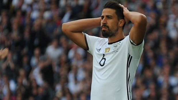 
                <strong>Sami Khedira</strong><br>
                Sami Khedira: Wenn man sehr kritisch ist, könnte man behaupten, dass seine Position gegen ein ultra-defensiven und dazu noch schlecht eingestellten Gegner eigentlich überflüssig war. Wenn man großzügig ist, könnte man festhalten, dass eine zusätzliche Absicherung bei gelegentlichen Kontern gar nicht so schlecht war. Die Wahrheit liegt (wie so oft) irgendwo dazwischen. ran-Note: 3-
              