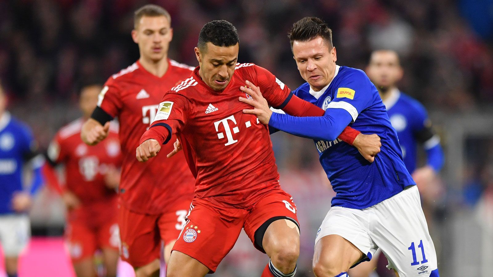 
                <strong>Thiago</strong><br>
                Offensiv mit viel Übersicht für den richtigen Pass. Auch defensiv engagiert, klärt das ein oder andere Mal in prekärer Situation. Ist sich für keinen Zweikampf zu schade, beim Umschaltspiel aber mit Luft nach oben. ran-Note: 3
              