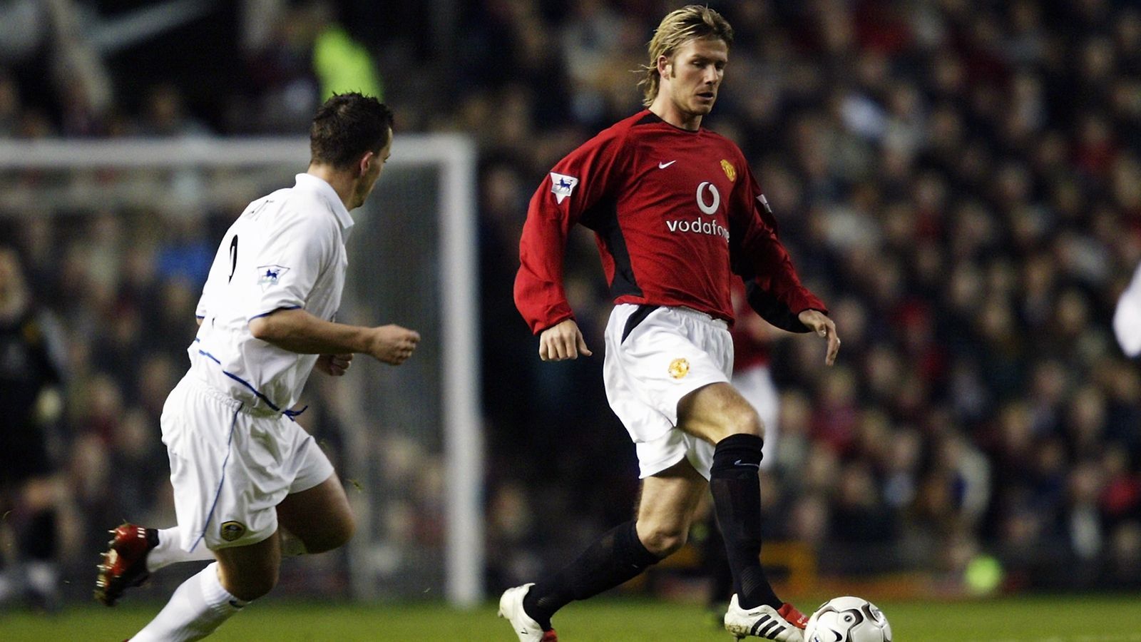 
                <strong>Mittelfeld: David Beckham</strong><br>
                Wie Neville war auch David Beckham ein Mitglied des 92er-Jahrgangs in der Fußball-Akademie von Manchester United. Doch anders als der stets zuverlässige, bodenständige Abwehrspieler, polarisierte "Becks" deutlich mehr. Schon in Manchester war der einst so geniale Flankengeber oftmals mehr Werbe-Star als Fußball-Profi, erst recht, als der Engländer mit Victoria zusammenkam, einem weltweit bekannten Popstar. Doch trotz des extrovertierten Lebensstils prägte Beckham auch auf dem Spielfeld eine Ära des Erfolgs. Alleine sechs Mal wurde der Ex-Nationalspieler mit United englischer Meister, half zudem 1999 mit seinen Eckbällen mit, dass die "Red Devils" das Champions-League-Finale gegen die Bayern noch mit 2:1 gewannen. Rund um die Jahrtausendwende wurde dann das Verhältnis zwischen Beckham und Trainer Ferguson etwas schwieriger, sodass der begnadete Standardschütze schließlich 2003 zu Real Madrid wechselte. Heute ist Beckham Mitbesitzer des MLS-Klubs Inter Miami. 
              