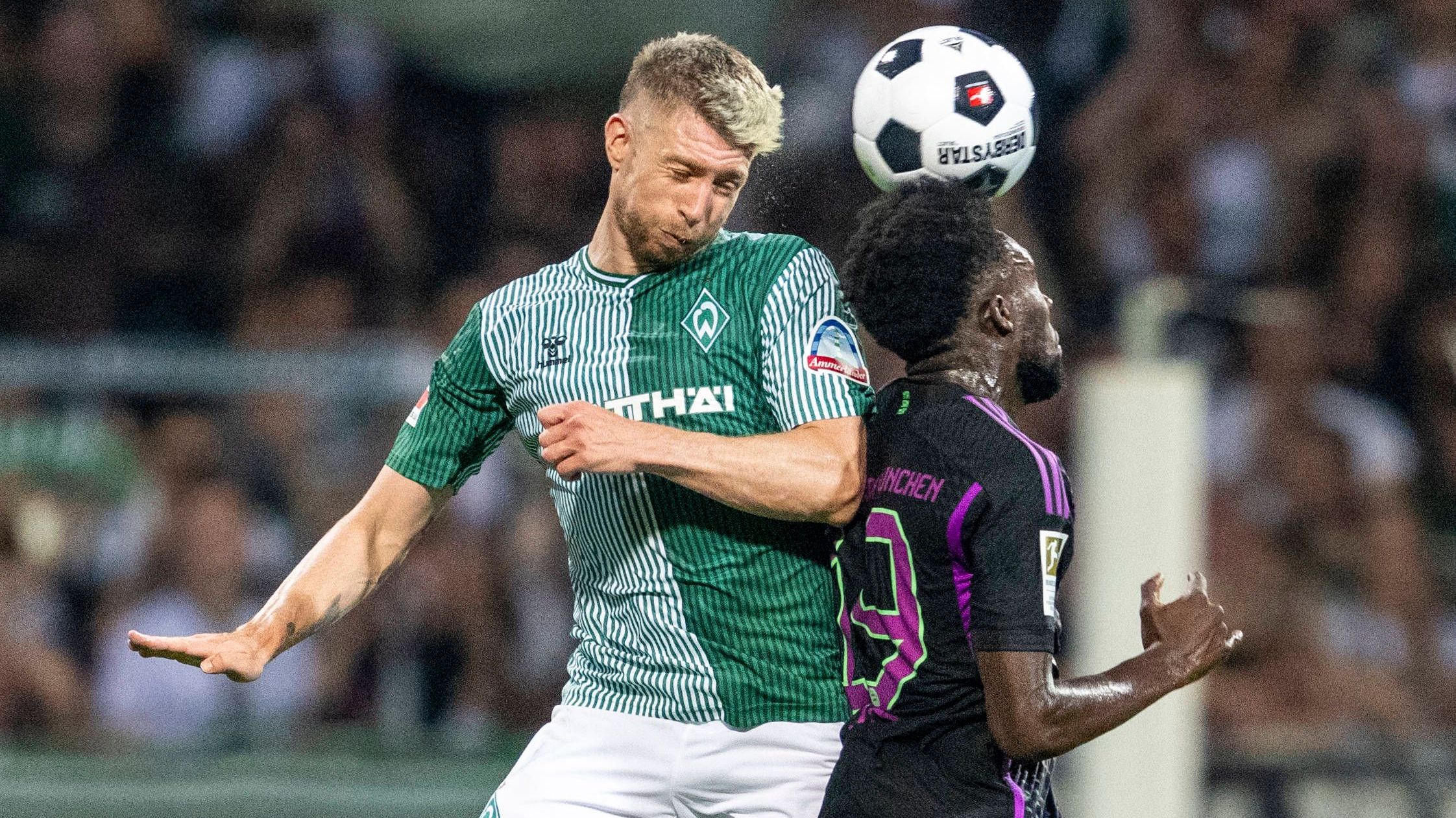 <strong>Mitchell Weiser (Werder Bremen)</strong><br>Weiser zählt vor allem in den ersten 20 Minuten des Spiels zu den Aktivposten von Werder, leitet über seine rechte Seite Angriffe ein. Zudem arbeitet er defensiv gut, gewinnt viele Zweikämpfe, bekommt dafür Szenenapplaus. Nach 59 Minuten wird er aus dem Spiel genommen, weil ihm noch die Fitness fehlt. <strong>ran-Note: 3</strong>