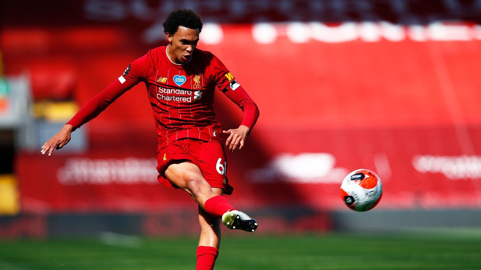 
                <strong>Trent Alexander-Arnold (FC Liverpool)</strong><br>
                Auch der 21-jährige Brite steht bei Alphonso Davies hoch im Kurs. "Trent Alexander-Arnold definitiv," entfährt es dem 19-Jährigen im Interview mit "90min". Trotz seines jungen Alters genießt Alexander-Arnold, wie auch Davies, bereits einen guten Ruf, bei seinem Heimatverein aus Liverpool ist der Außenverteidiger längst ein unverzichtbarer Leistungsträger. In der abgelaufenen Saison absolvierte Alexander-Arnold 48 Spiele und hatte mit seinen Leistungen einen erheblichen Anteil am Gewinn der Premier League.
              