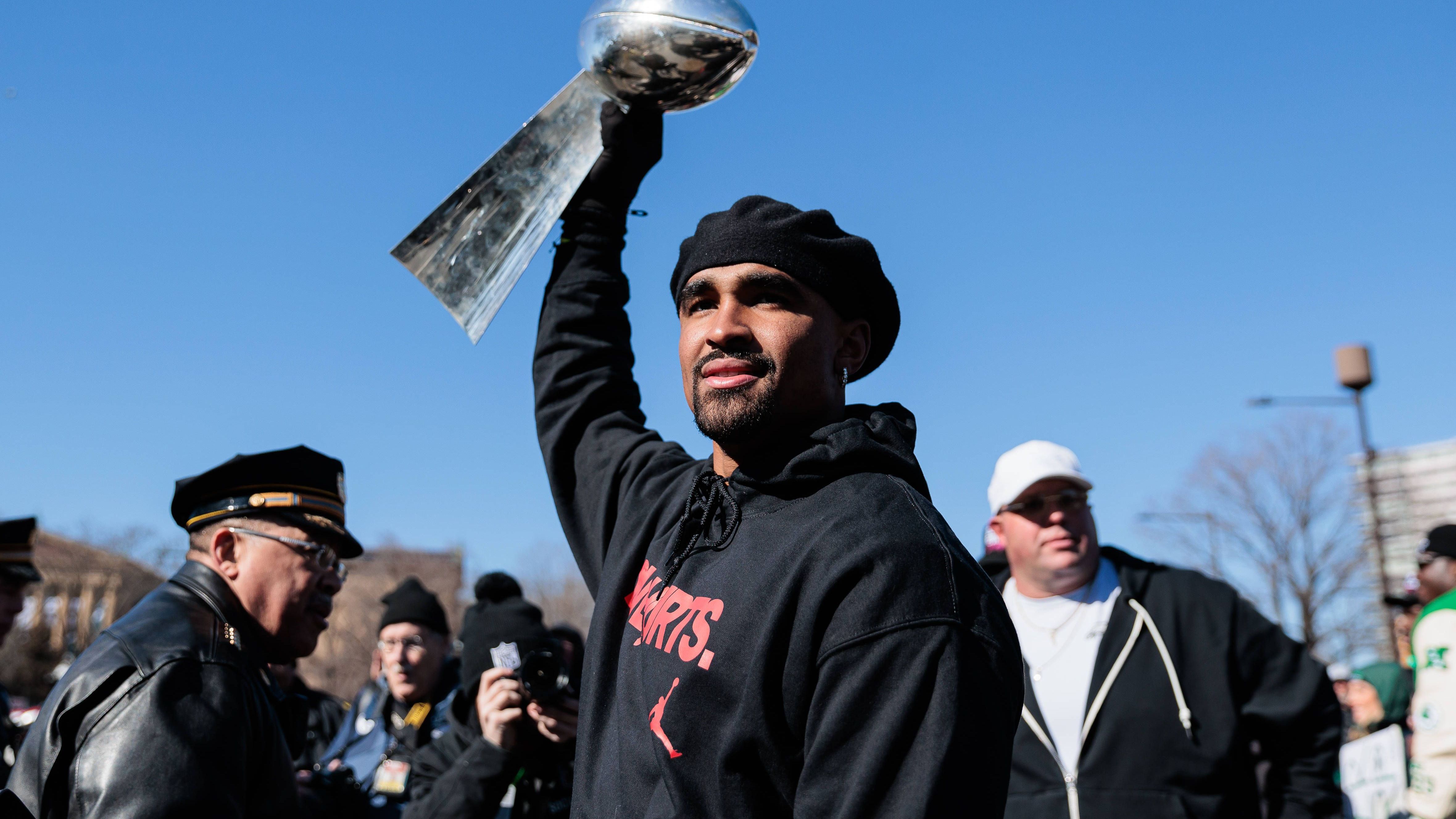 <strong>Philadelphia Eagles: Super-Bowl-Blues vermeiden</strong><br>Abgesehen von den Chiefs, die aber ohnehin alle Gesetzmäßigkeiten in den vergangenen Jahren außer Kraft setzten, mussten die Super-Bowl-Sieger zuletzt immer mit einem gewissen Kater umgehen. Rein sportlich haben die Eagles erneut einen phänomenalen Kader, aber wie groß ist der Hunger? Die kommenden Wochen sollten deshalb vor allem dazu dienen, die Motivation hochzuhalten.