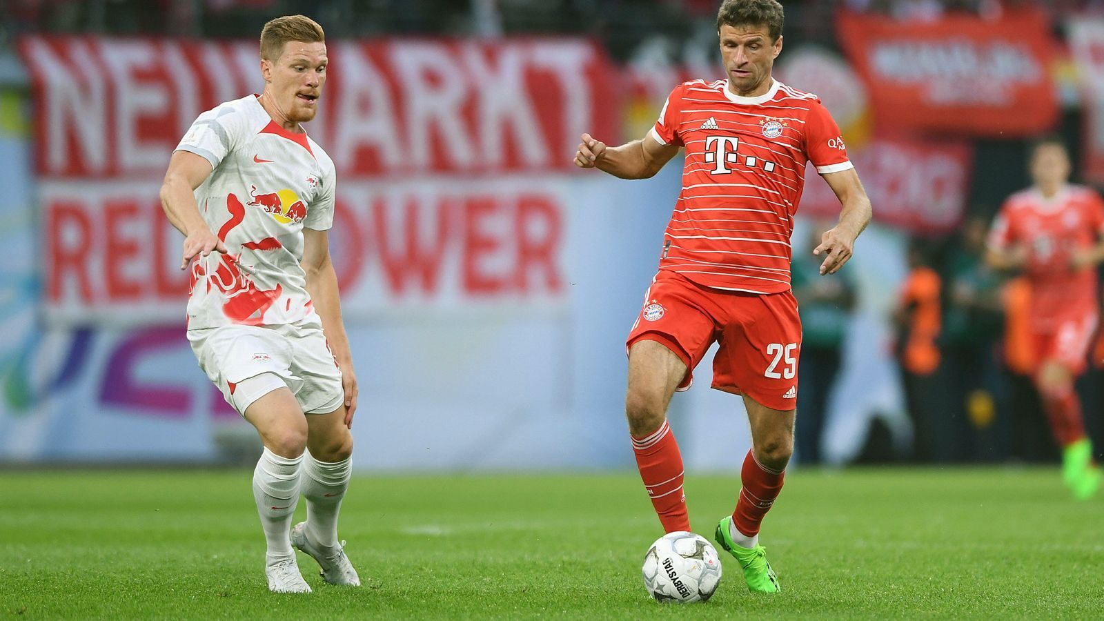 
                <strong>Marcel Halstenberg</strong><br>
                Erwischt einen absoluten Horrortag und hängt als halblinker Innenverteidiger auf der Angriffsseite von Müller und Pavard total in der Luft. Lässt sich beim zweiten Tor der Bayern viel zu tief fallen und hebt so die Abseitsfalle gegen Gnabry (31.) auf. Auch beim 3:0 durch Pavard (45.) steht er als einziger Leipziger zu tief - so macht die Abseitsfalle keinen Sinn. Sorgt dann für den Leipziger Anschlusstreffer (59.), weil er nach Ecke von Szoboszlai am höchsten steigt. Auf der anderen Seite fällt das 4:1 von Gnabry erneut über Links, wieder kann er nur hinterherlaufen. ran-Note: 5
              