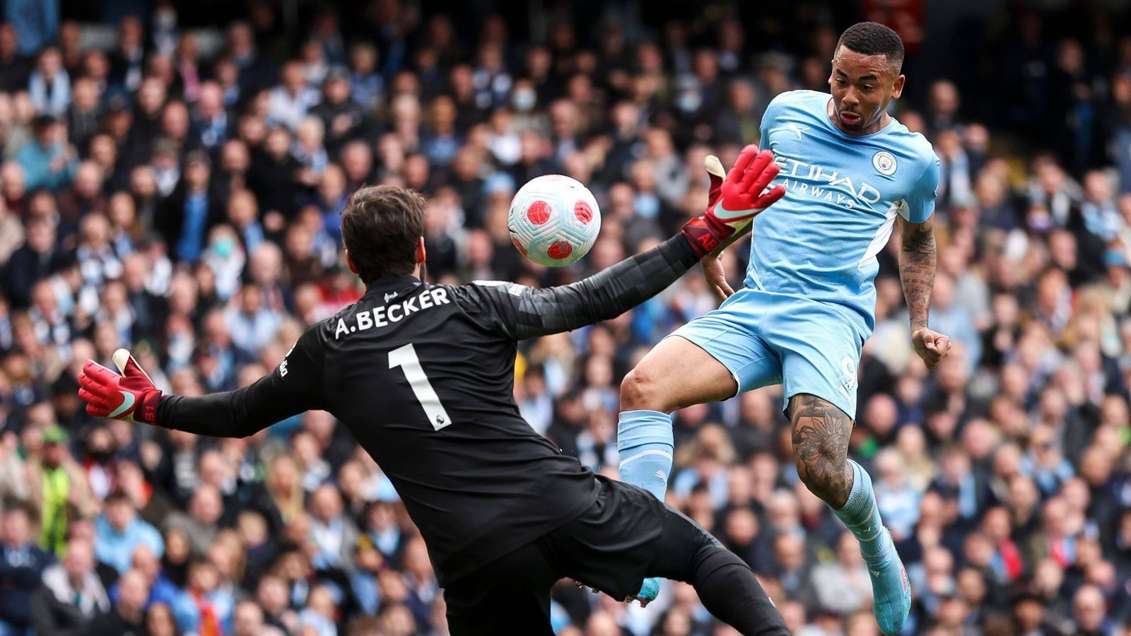 
                <strong>City überlegen</strong><br>
                Doch das 1:1 ist nur ein Strohfeuer, denn ein Feuerwerk brennt vor allem City ab. Folgerichtig die erneute Führung: Joao Cancelo hebelt mit einer feinen Flanke die Liverpooler Abseitsfalle aus, Jesus steht vor Becker und hebt den Ball gefühlvoll zum 2:1 ins Netz (36.).
              