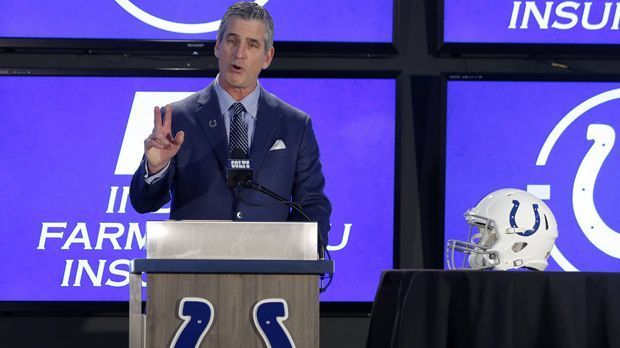 
                <strong>Frank Reich (Indianapolis Colts)</strong><br>
                Der Super-Bowl-Sieger verliert einen Erfolgs-Garanten! Offensive Coordinator Frank Reich verlässt die Philadelphia Eagles und wird Head Coach bei den Indianapolis Colts. Die Colts konnten damit sehr schnell einen hochkarätigen Ersatz präsentieren, nachdem kurz zuvor Josh McDaniels - Offensive Coordinator der New England Patriots - nach einer bereits veröffentlichten Einigung mit Indianapolis wieder einen Rückzieher gemacht hatte. Nun bekommen die Colts eben nicht den Verlierer des Super Bowl 52 als Head Coach, sondern den Gewinner.
              