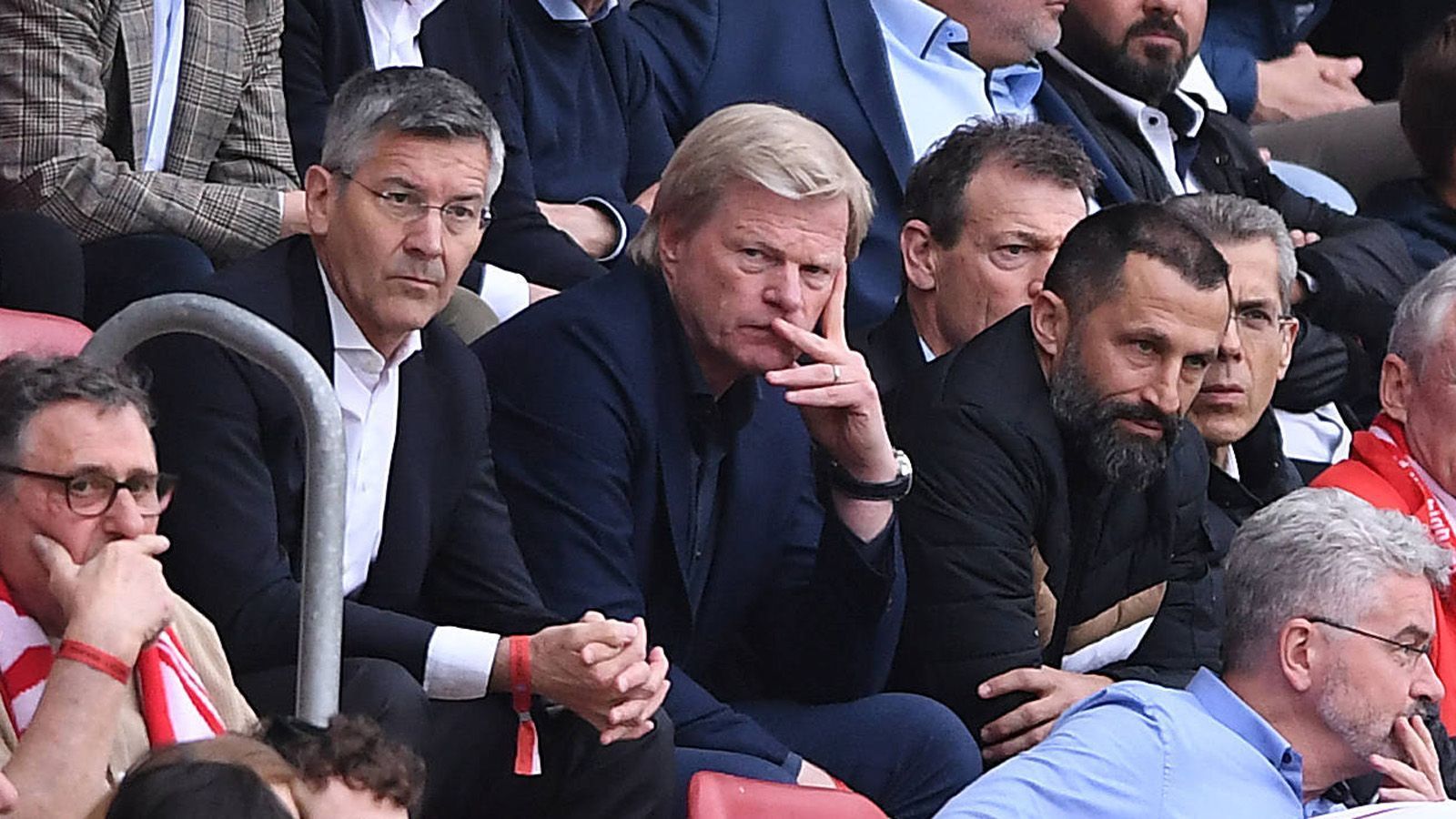 
                <strong>FC Bayern München - ein Kader voller Probleme</strong><br>
                Beim FC Bayern München brennt der Baum. Nicht nur die Bosse Oliver Kahn und Hasan Salihamidzic müssen zittern. In der Sommerpause könnte eine aktuell verkorkste Saison auch den Kader in seinen Grundfesten erschüttern. Langjährige Stars, etablierte Führungsspieler - niemand scheint mehr wirklich sicher zu sein. ran nimmt den Kader der Bayern auf den Prüfstand.
              