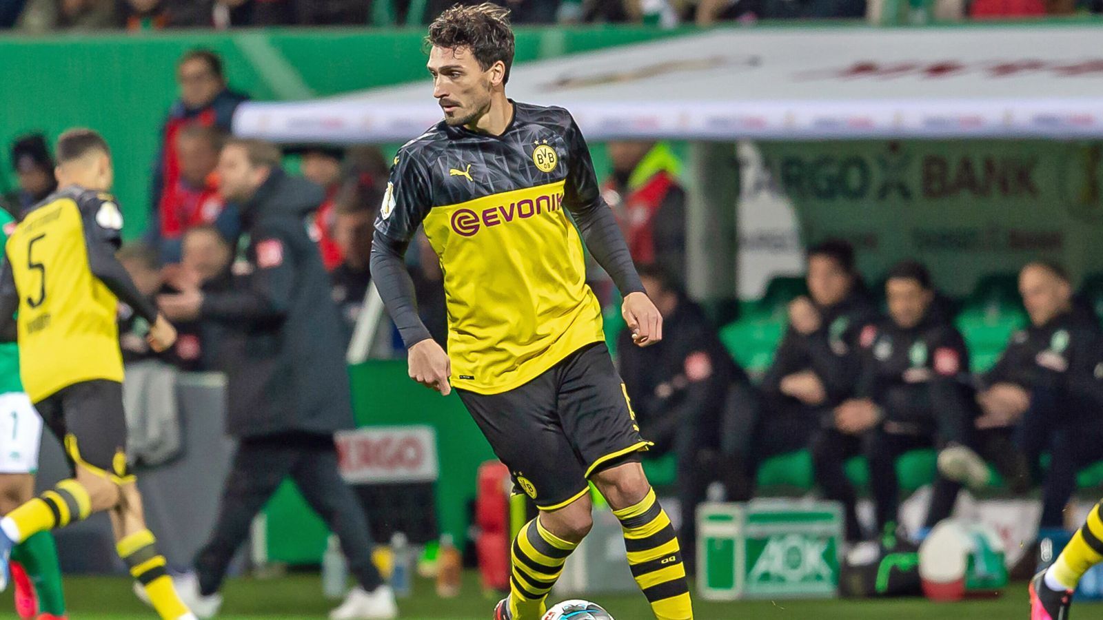 
                <strong>Mats Hummels (Borussia Dortmund)</strong><br>
                Hummels hat hinten bis auf einen Ausrutscher in der 43. Minute kaum Probleme in einer schwachen ersten Halbzeit seines Teams und schaltet sich bei Standards gefährlich nach vorne ein. In der 24. Minute hat er per Fallrückzieher beim Stand von 0:1 sogar den Ausgleich auf dem Fuß. Beim 1:3 kommt Hummels gegen die Geschwindigkeit von Rashica nicht an und muss letztlich beim Gegentor zusehen. ran-Note: 4
              