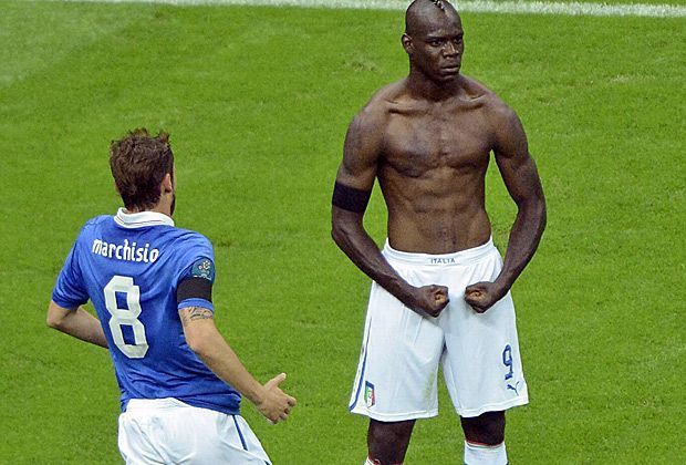 
                <strong>Mister Bombastic</strong><br>
                Mit Schrecken denken zahlreiche deutsche Fans an Balotellis Muskelpose beim EM-Halbfinale 2012 zurück. Kein Wunder: Der Stürmer der Squadra Azzurra hatte die DFB-Elf mit einem Doppelpack fast im Alleingang ausgeschaltet.
              