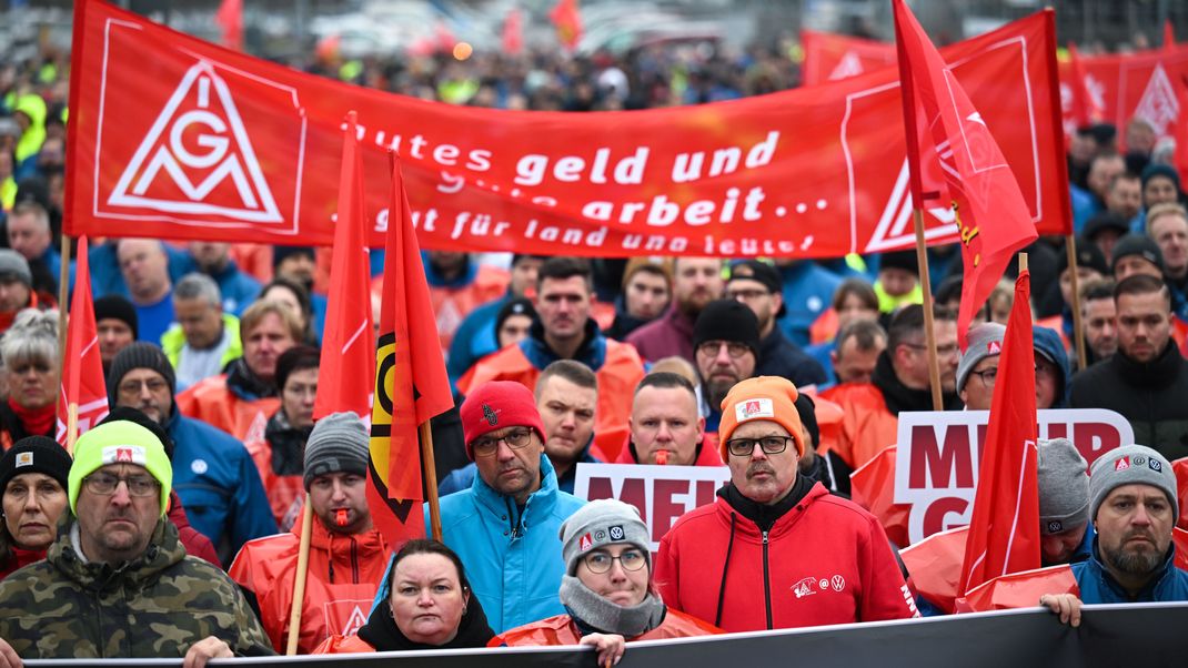 Die Lage bei VW spitzt sich zu. Erneut streiken die Mitarbeiter:innen des Konzerns. (Archivbild)