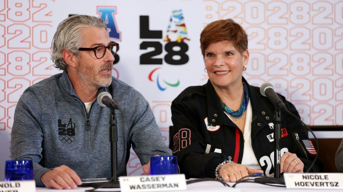 Casey Wasserman und IOC-Vize Nicole Hoevertsz