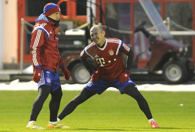 
                <strong>Und? Bei Dir so?</strong><br>
                Dann ein bisschen Stretching. Bereits da haben Arjen Robben und Bastian Schweinsteiger schon ihren Spaß. Auch wenn Schweinsteiger nicht ganz so euphorisch wirkt wie sein niederländischer Teamkollege.
              