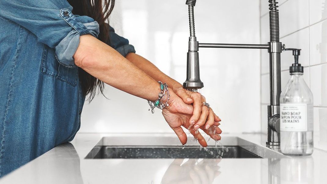 Verwendet beim Händewaschen eine sanfte und hautfreundliche Seife - und wascht die Hände mit lauwarmen Wasser.