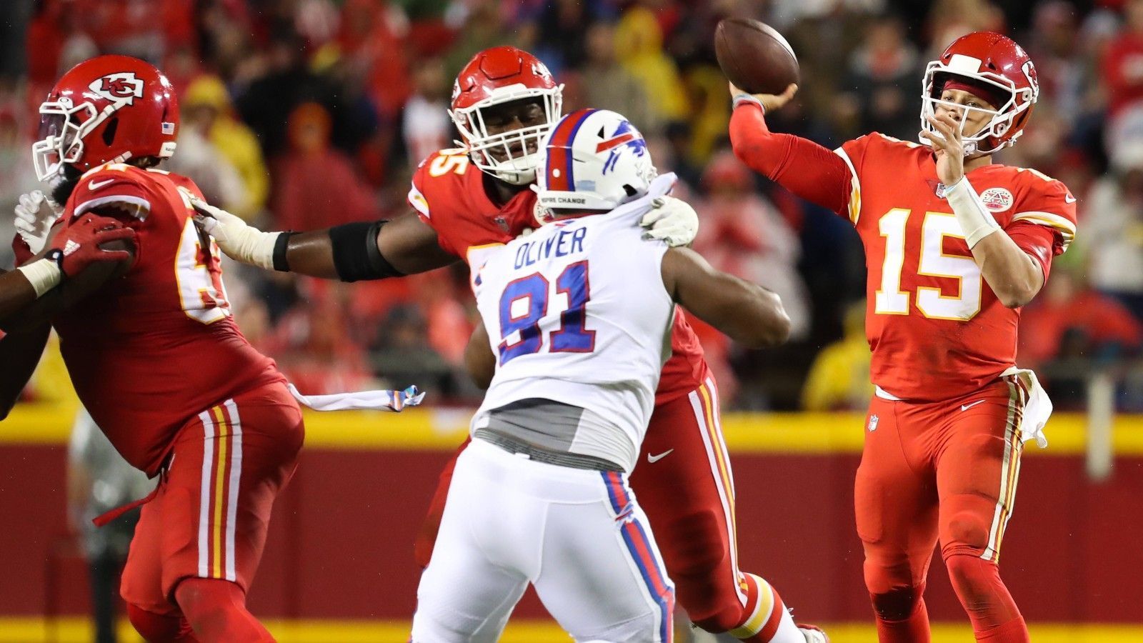 
                <strong>Buffalo Bills at Kansas City Chiefs - Montag ab 0:15 Uhr auf ProSieben</strong><br>
                Mit den Kansas City Chiefs und den Buffalo Bills treffen in der AFC zwei Teams aufeinander, die in der Wild Card Round ihren Gegner total dominierten. Beide Franchises erzielten mehr als 40 Punkte und ließen im Gegenzug relativ wenig Zähler zu. Auch beim Blick auf den Seed verspricht das Duell ein spannendes zu werden. Die Chiefs schlossen die Regular Season als Zweiter der Conference ab, die Bills als Dritter. Nachdem die Chiefs Buffalo im vergangenen Jahr im Championship Game eliminierten, sind sie zumindest leichter Favorit. Aber: Die Defense der Bills ist bei zugelassenen Punkten und zugelassenen Yards die beste der gesamten NFL - Patrick Mahomes muss also erst einmal Punkte auf das Scoreboard bringen. Zudem ist die Offense um Quarterback Josh Allen aktuell so richtig in Fahrt. Im Wild Card Game gegen die New England Patriots gelang in den ersten sieben Drives jeweils ein Touchdown! Montag, ab 0:15 Uhr live auf ProSieben und ran.de!
              