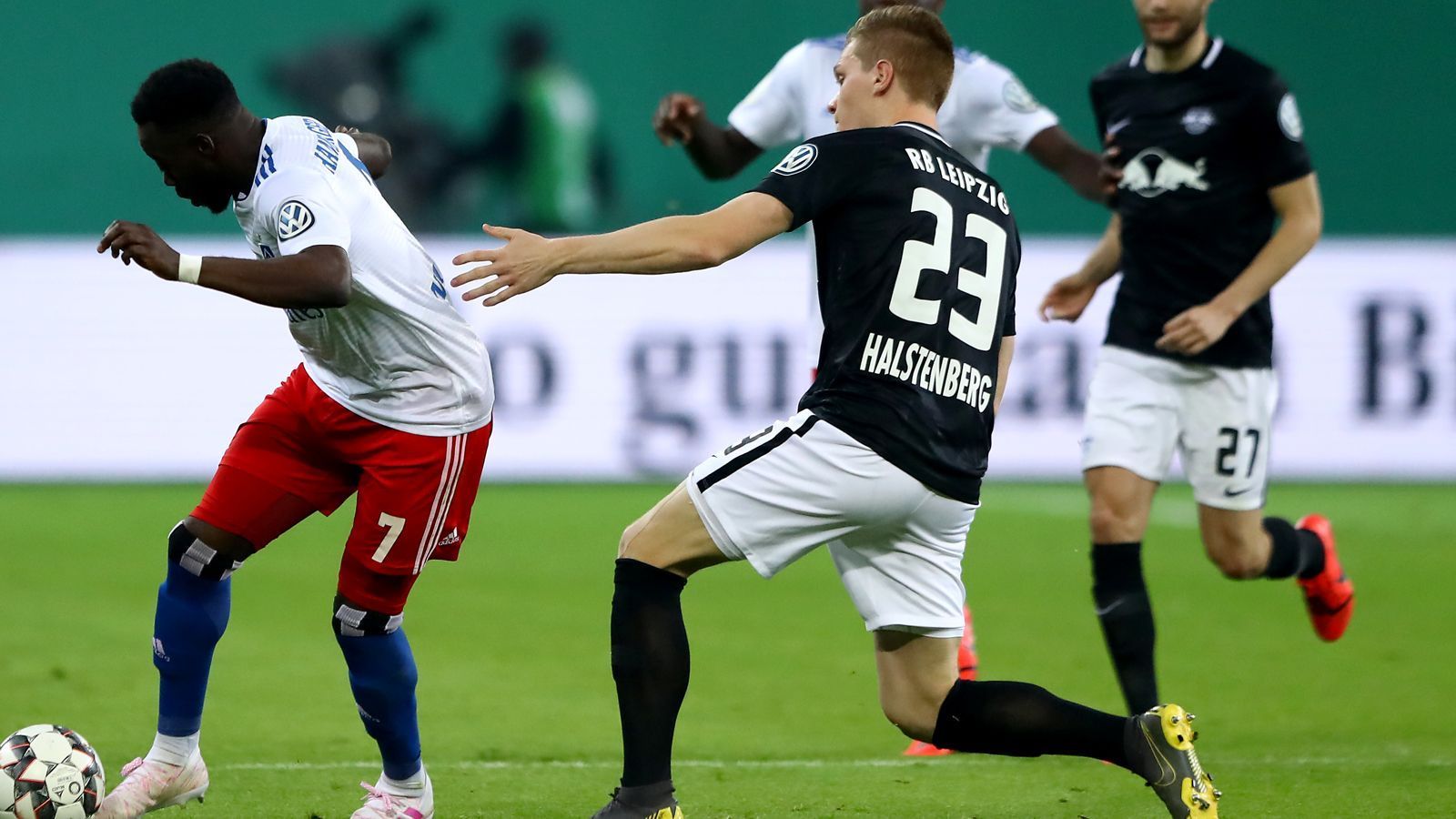 
                <strong>Marcel Halstenberg (RB Leipzig)</strong><br>
                Solider Auftritt auf der linken Seite, ohne große Aktionen, aber auch weitgehend fehlerfrei. ran-Note: 4
              