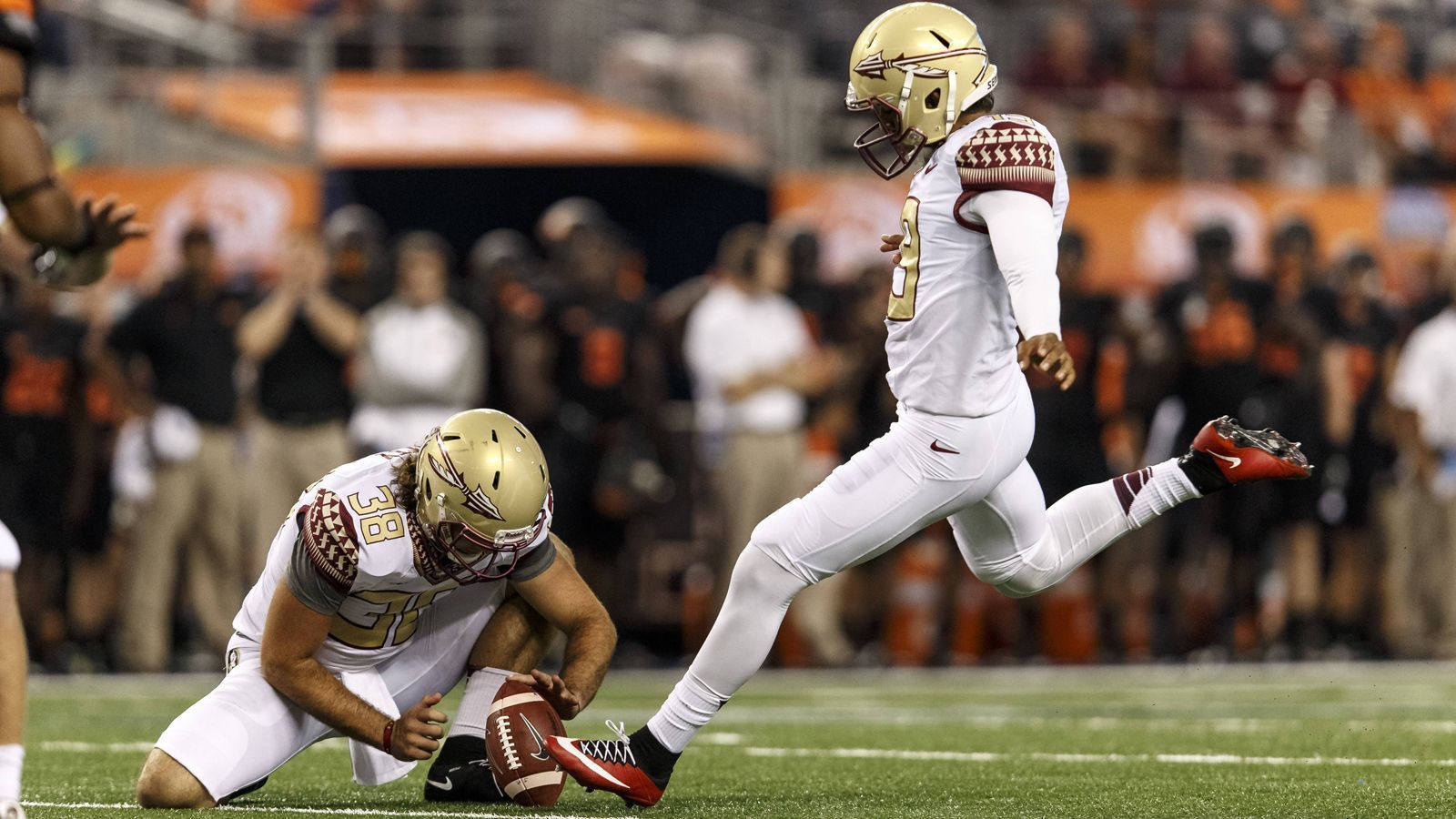 
                <strong>Die meisten Punkte eines Kickers in einer Saison</strong><br>
                Roberto Aguayo (Florida State Seminoles)2013: 157 Punkte
              